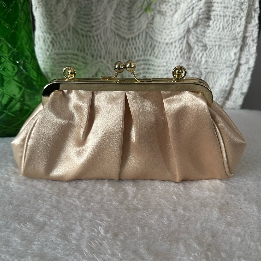 1960’s Vintage Gold Evening Kiss Lock Bag - Picture 7 of 10
